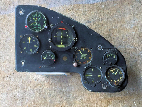 Antonov An-2 Instrumententafeln links und rechts