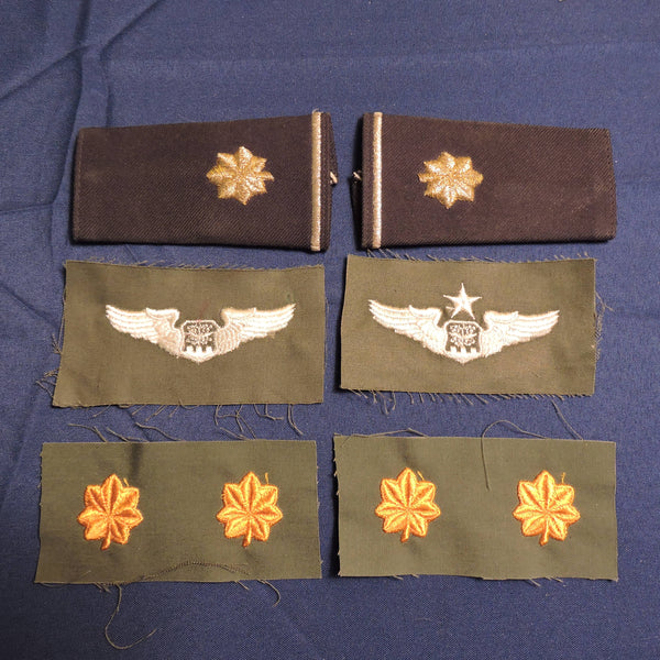 Bestickte Rangabzeichen und Epauletten der US Air Force
